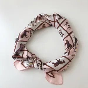 Pañuelo de seda rosa con estampado de caballos, elegante pañuelo de cuello para mujer.