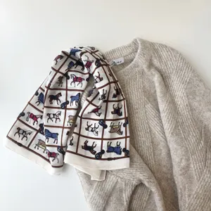 Pañuelo de seda elegante con estampado de caballos y cuadros, accesorio retro para mujer.