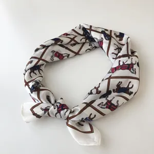 Elegante pañuelo de seda con clásico estampado de caballos y correas, muy versátil.