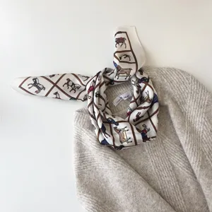 Elegante bufanda de seda con motivo de caballos y rombos, ideal para cuello y estilo.