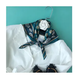 Zijden kleine vierkante sjaal met retro paisley patroon, delicate accessoire voor dames.
