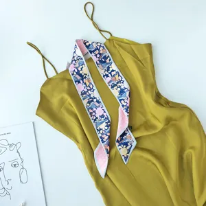 Elegante smalle zijden sjaal met bloemen- en paardenpatroon, ideaal voor tas of nek.