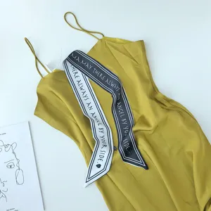 Chique smalle lange zijden sjaal lint met inspirerende tekstprint, elegant accessoire.