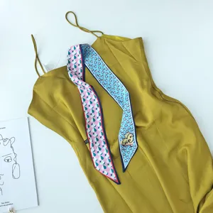 Smalle lange zijden sjaal Twilly met paardenprint en bijpassende gele onderjurk outfit.