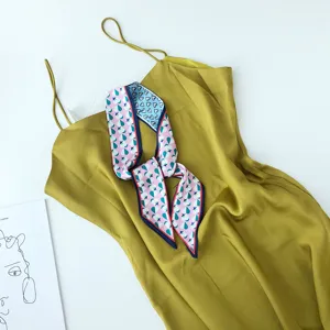 Zijden slipdress met bedrukte smalle twilly sjaal set elegante dames zomer outfit