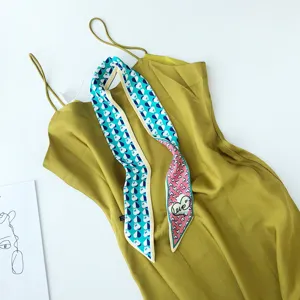 Chique zomer smalle zijden sjaal met paard en hart print, veelzijdig lang lint voor tassen.