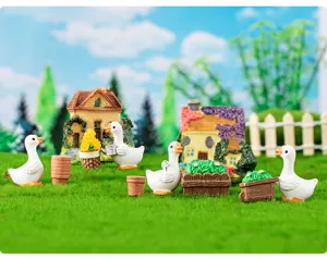 Détail d'ornements de canard en résine miniature, figurines d'animaux mignons et mini maison.