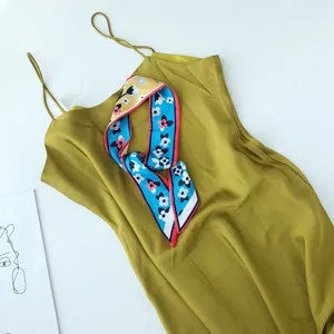 Zijden sjaal en slipdress detail, bloemige smalle lint sjaal voor elegante vrouwen.