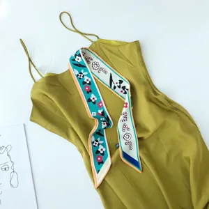 Elegante olijfgroene onderjurk gecombineerd met een kleurrijke bloemige zijden sjaal.
