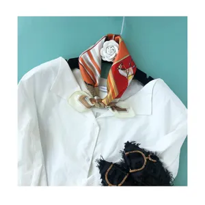 Foulard quadrato in seta di lusso 53cm con elegante stampa equestre, stile chic per donna.