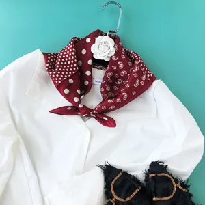 Seidentuch mit asymmetrischem Design, Polka-Dot- und Paisleymustern, elegant und stilvoll.