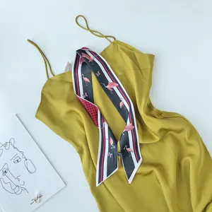 Groene zijden jurk gecombineerd met een chique geprinte skinny sjaal voor dames.