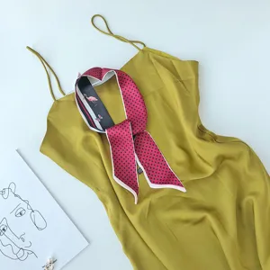 Chique smalle zijden sjaal met stippen en flamingo print voor elegante vrouwen.