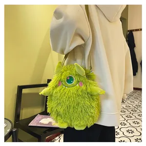 Detailansicht der niedlichen grunen Pluschi-Monster-Umhangetasche, Flauschiges Design.
