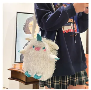 Niedliche japanische flauschige Monster Umhängetasche mit Kunstfell und bestickten Details.