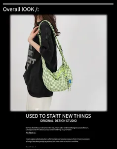 Moderna gynaikeia tsanta homou me kare schedio kai rythmizomeno louri casual bag.