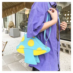Detailansicht der blau gelben PU Leder Pilz Umhängetasche mit einzigartigem Design und Riemen.