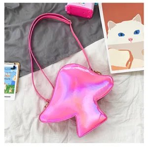 Nahaufnahme der glänzenden holografischen rosa pilzförmigen PU Leder Umhängetasche, süß.