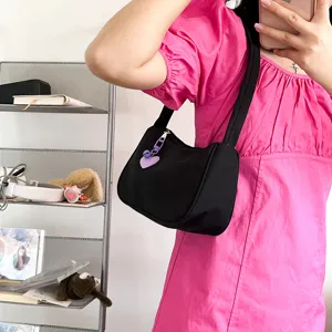 Χαριτωμένη μαύρη τσάντα ώμου ιαπωνικού στιλ με μωβ κρεμαστό καρδιά, casual τσάντα.