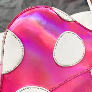 Detailansicht der kreativen holografischen rosa Pilz PU Leder Umhängetasche Oberfläche.