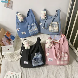 Sac bandoulière en toile avec pendentif ours et poche à carreaux, sac étudiant décontracté.