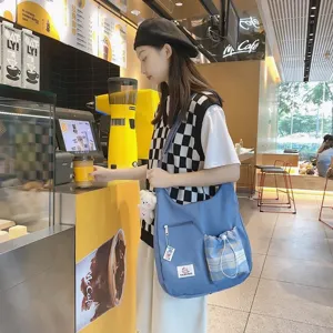 Sac bandoulière en toile style coréen ulzzang, poche à carreaux mignonne et pendentif ours.
