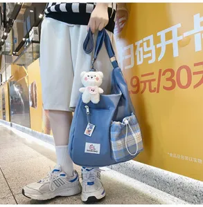 Sac bandoulière en toile mignonnne style coréen pour femmes avec poche à carreaux et peluche.