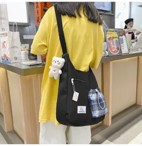 Sac bandoulière en toile style coréen ulzzang avec poche à carreaux et pendentif ours.