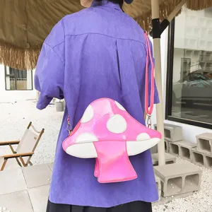 Niedliche rosafarbene pilzformige PU Leder Umhängetasche Detailansicht mit einzigartigem Design.