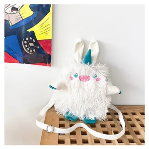 Flauschige Plüsch Monster Umhängetasche Detailansicht mit kuscheliger Textur und süßer Stickerei.