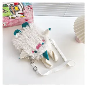 Nahaufnahme der niedlichen Plüsch Monster Umhängetasche mit weichem Stoff und Stickerei.