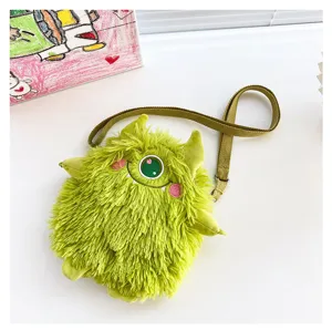 Nahaufnahme der flauschigen grünen Monster Umhängetasche mit süßem gesticktem Auge.