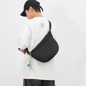 Μαύρη τσάντα χιαστί puffer σε streetwear στιλ, μοντέρνα τσάντα ώμου για καθημερινή χρήση.