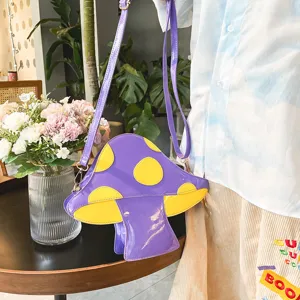 Einzigartige pilzförmige PU-Leder Umhängetasche, süßes Farbdesign, Detailansicht Aufnahme.