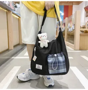Sac bandoulière en toile style coréen avec poche à carreaux et pendentif ours pour étudiants.