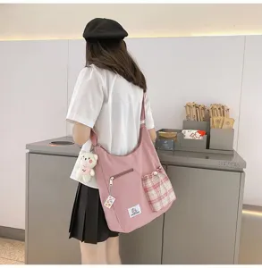 Joli sac bandouliere rose en toile avec poche a carreaux et pendentif ours style etudiant sweet.