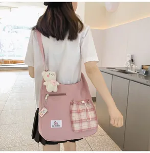 Sac bandoulière en toile style coréen pour femme, poche à carreaux et pendentif ours.