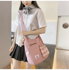 Sac bandoulière en toile style collège coréen pour femmes avec poche à carreaux et ours.
