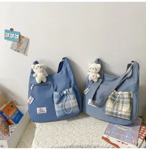 Sac bandoulière en toile style coréen avec pendentif ours mignon et poche à cordon écossaise.