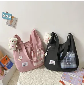 Sac bandoulière en toile pour femme, sac porté épaule décontracté avec poche à carreaux et petit ours.