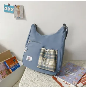 Sac bandoulière bleu en toile avec poche avant à cordon écossais et fermeture éclair