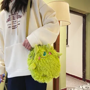 Gruene flauschige Monster Umhaengetasche mit suessem Plueschmaterial und Stickerei.
