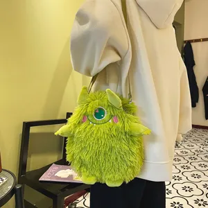 Flauschige grüne einäugige Plüsch Monster Umhängetasche Detailansicht, süß kawaii.