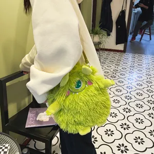 Detailansicht der flauschigen grünen Plüsch-Umhängetasche mit niedlichem Einauge-Design.