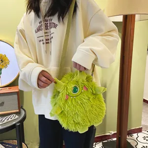 Gruene Pluesch kleiner Monster Umhaengetasche, suesse bestickte Details fuer Damen.