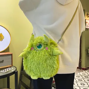 Detail des süßen grünen plüschigen Monster-Umhängetaschen mit weicher Textur.