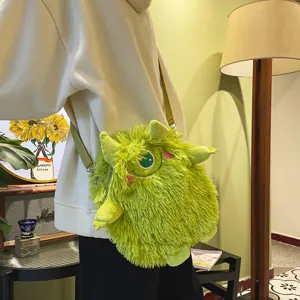 Detailansicht der flauschigen grünen Monster Umhängetasche mit süßem Plüsch Design.