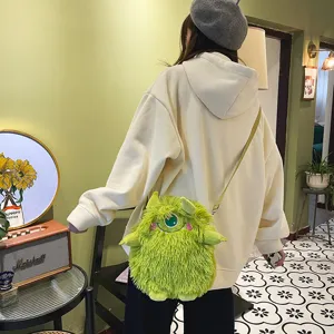 Süße Plüsch Monster Umhängetasche Detailansicht, flauschige japanische Studenten Schultertasche.