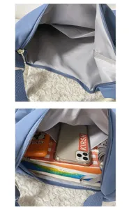 Vue détaillée de l'intérieur du sac bandoulière bleu, montrant sa grande capacité et doublure.