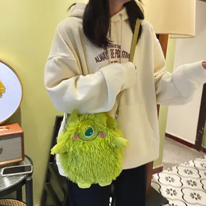 Niedliche grüne flauschige Monster Umhängetasche mit Plüschtextur und süßem Augendetail für Damen.